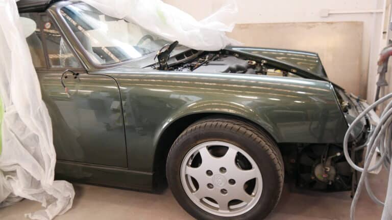 Porsche bei der Restaurierung in der Autolackierung Würzburg
