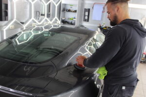 Autoaufbereitung durch Auto polieren bei der Autolackierung Würzburg
