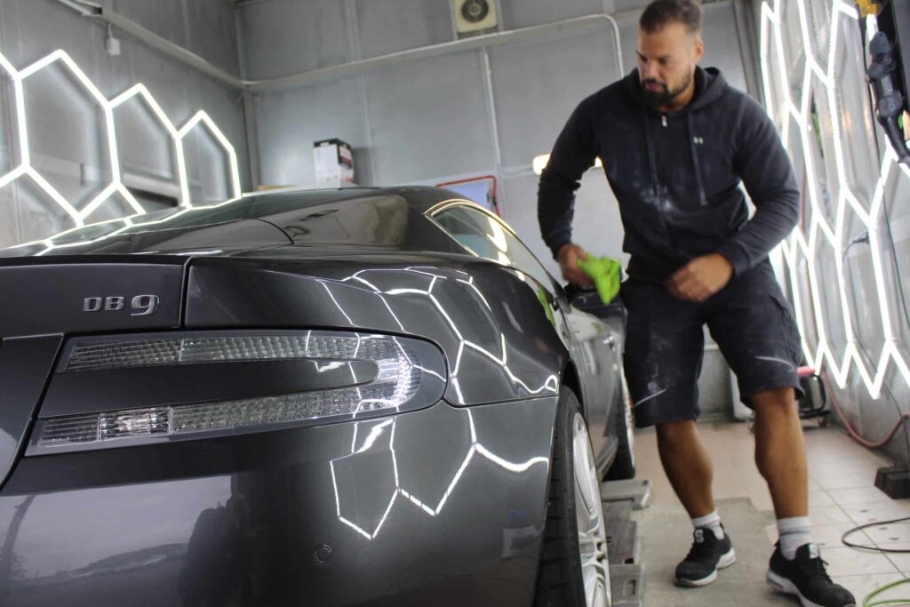 Aston Martin DB9 in der Aufbereitung unter Wabenlicht
