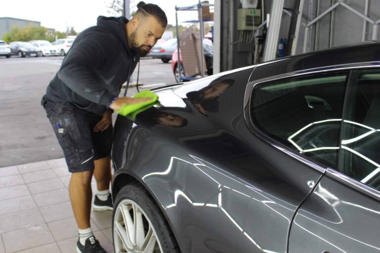 Aston Martin DB9 in der Aufbereitung, Seitenansicht