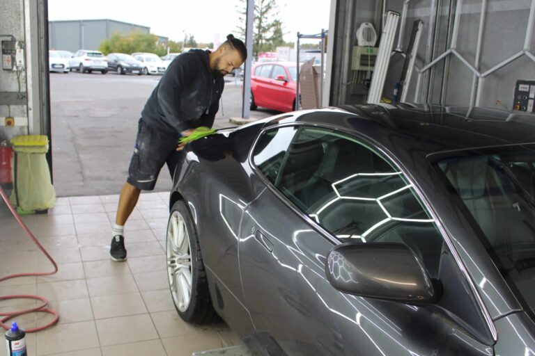 Aston Martin DB9 wird von Hand nachpoliert