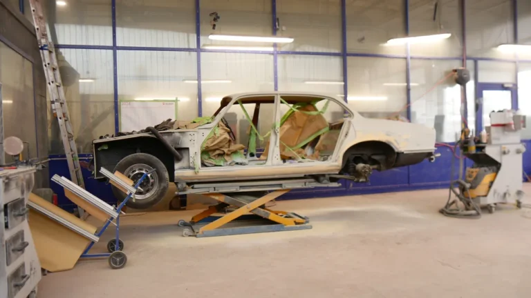 Oldtimer-Karosserie im Rohbau