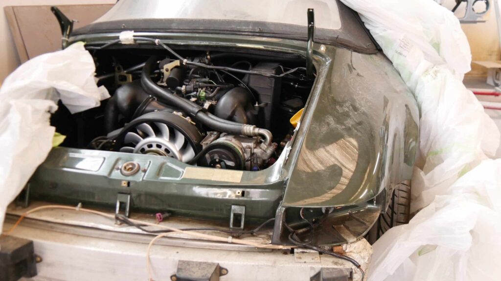 Restaurierung eines alten Porsche - Einblick unter die Motorhaube